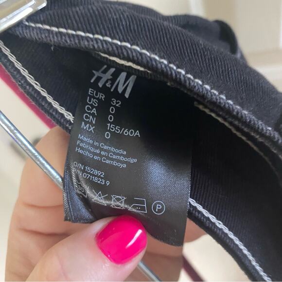 H&M • Black High Waist Twill Contrast Seam Denim Shorts - Picture 4 of 5